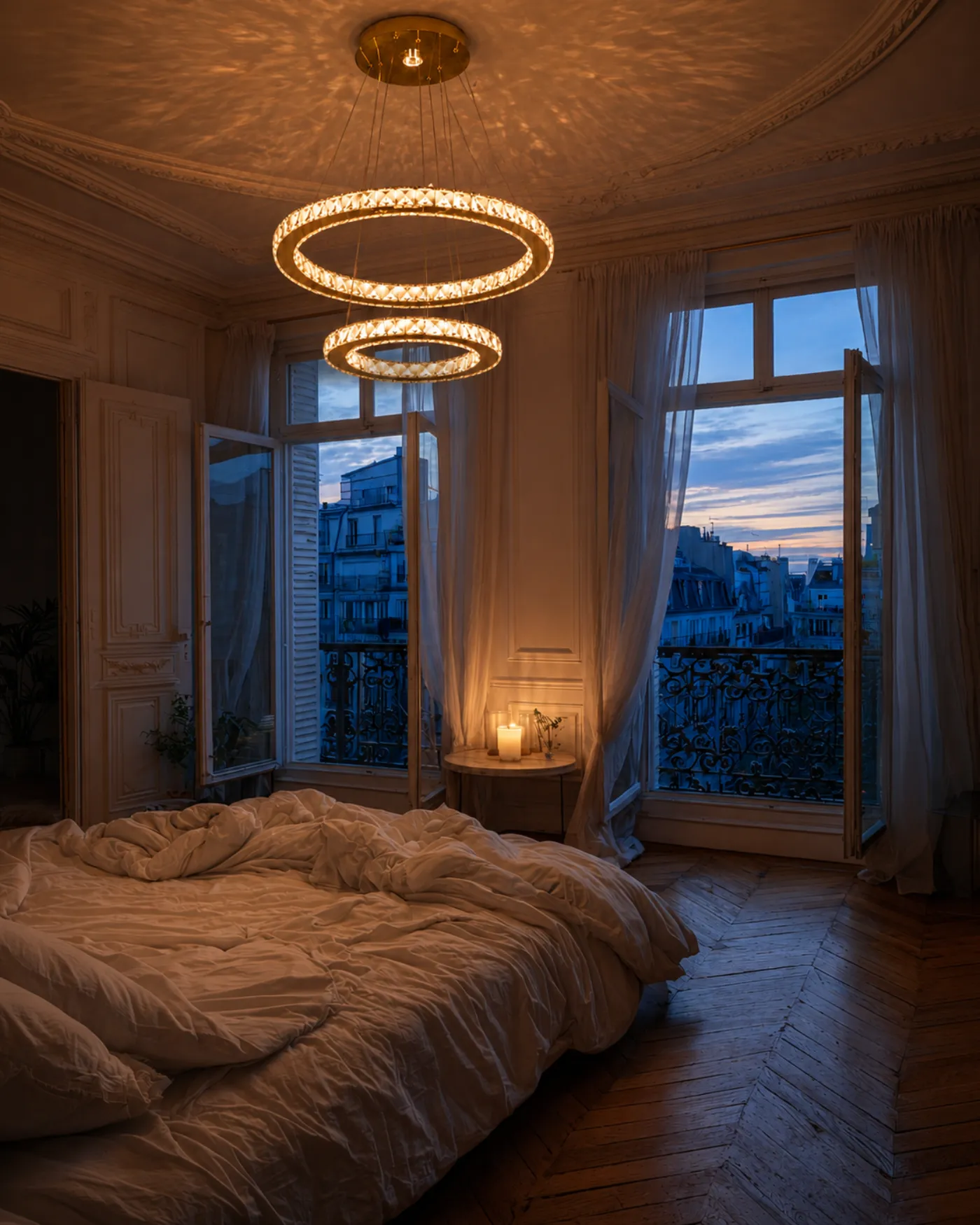 Chambre parisienne baignée par la lumière douce d'une suspension Orléune