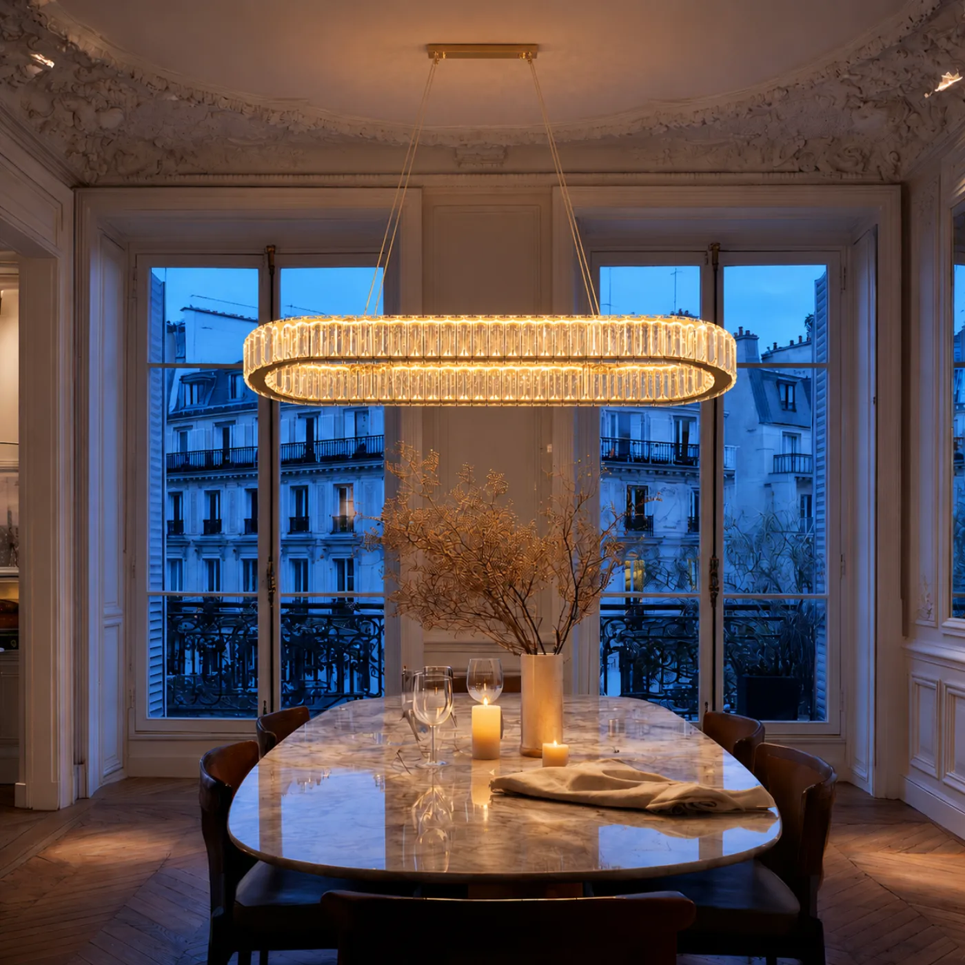 Lustre en cristal Le Mirage au-dessus d'une table en marbre dans une salle à manger élégante.
